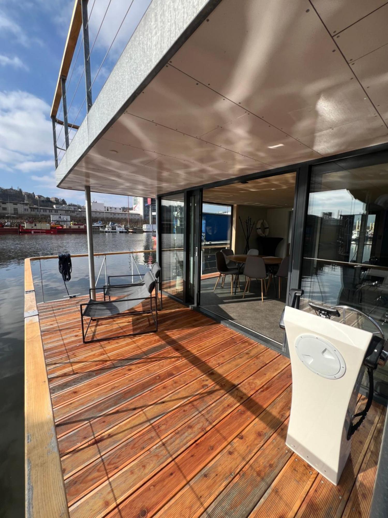 Stream Botel